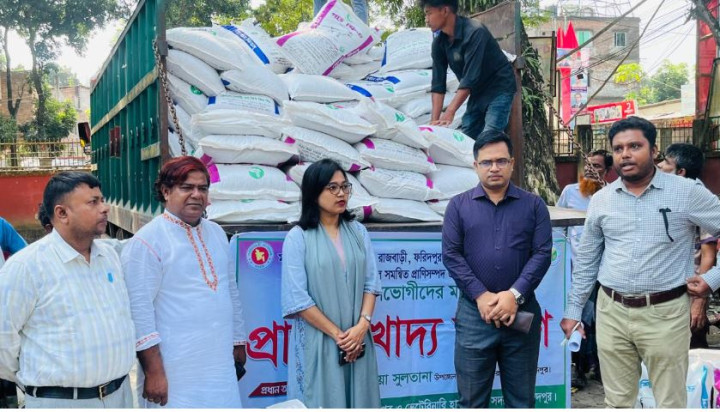 সদরপুরে তালিকাভুক্ত দুস্থ মানুষের মাঝে প্রানীর খাদ্য বিতরণ