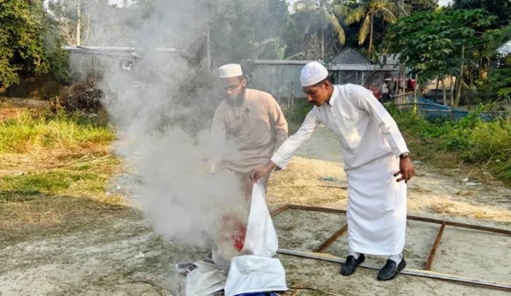 নির্বাচনী ব্যানার–পোস্টার আগুনে পুড়ালেন এমপি প্রার্থী রায়হান