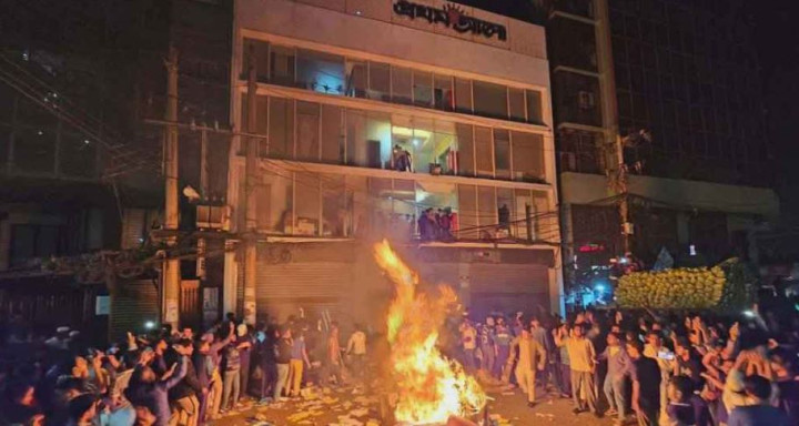 প্রথম আলো কার্যালয়ে হামলা-ভাঙচুর ও অগ্নিসংযোগ
