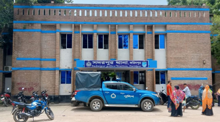 সদরপুরে মাদকসহ চাকরিচ্যুত পুলিশ সদস্যসহ দুই কারবারি গ্রেপ্তার