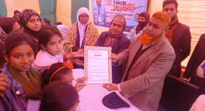 ভালোবাসায় সিক্ত বিদায়ী প্রধান শিক্ষক ইলিয়াছ আহম্মেদ
