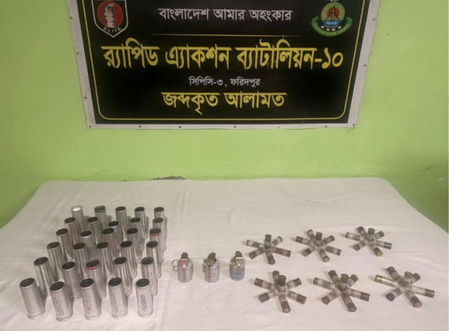 ফরিদপুরে ৩ গ্রেনেডসহ বিপুল গোলাবারুদ উদ্ধার করেছে র‌্যাব-১০