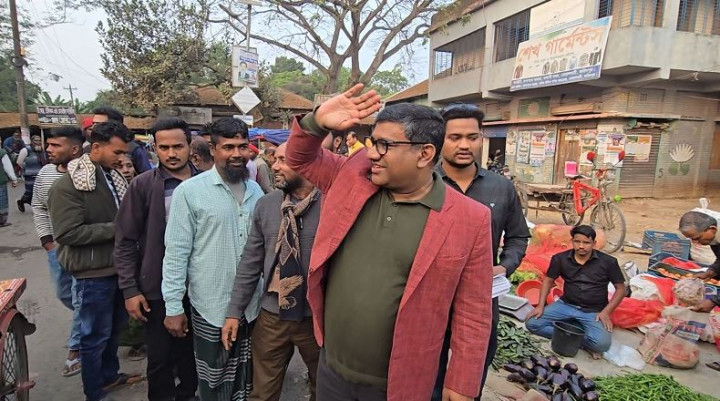 জাহাজ প্রতীক নিয়ে পায়ে হেঁটে ভোটারদের দ্বারে দ্বারে গিয়ে ভোট ও দোয়া চাইছেন দোলন