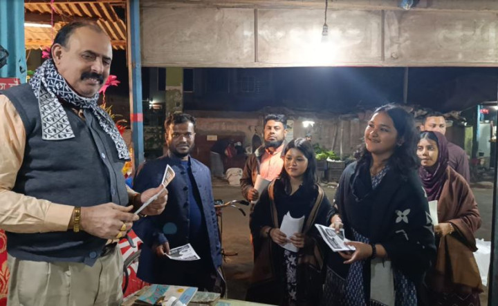 বাবার জন্য ভোট চাইছে কিশোরী দুই মেয়ে