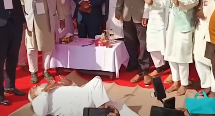 শীতল পাটি উপহার পেয়ে মঞ্চেই শুয়ে পড়লেন জামায়াতের আমির