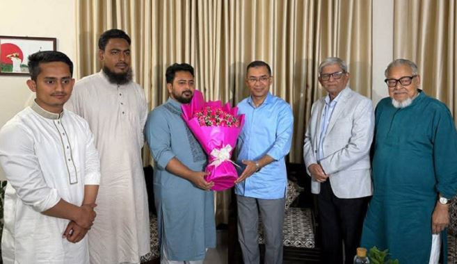 নাহিদ ইসলামের বাসায় তারেক রহমান