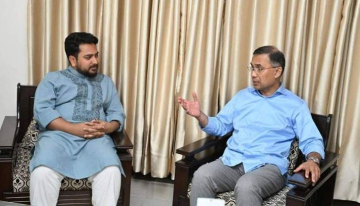 তারেক রহমানকে যেসব উপহার দিলেন নাহিদ ইসলাম