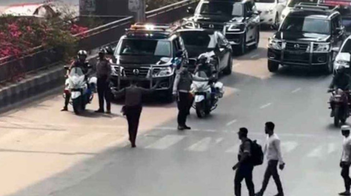 এবার রাষ্ট্রপতির গাড়িবহর আটকে গেল কারওয়ান বাজার সিগন্যালে