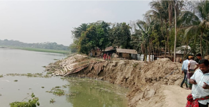 মধুমতির তীব্র ভাঙনে আলফাডাঙ্গায় তীর সংরক্ষণ বাঁধের ১০০ মিটার ধসে পড়েছে 