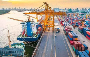 ৬ জাহাজ থেকে খালাস হচ্ছে জ্বালানি, আসছে আরও ৪