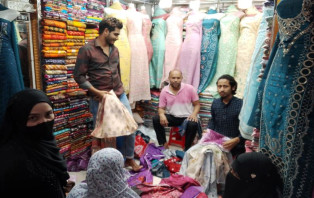 প্রিয় জনের ঈদের পোশাক কেনায় ব্যাস্ত রোজাদার 