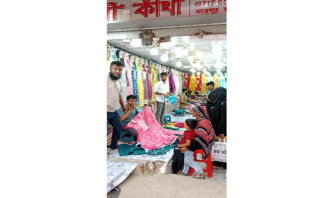 সদরপুরে শেষ মুহুর্তে জমে উঠেছে ঈদের কেনাকাটা চড়া মূল্যেও দমে নেই ক্রেতারা 
