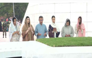 মা-বাবার কবর জিয়ারত করলেন প্রধানমন্ত্রী