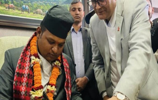 স্ত্রীকে নিয়োগ দেয়ায় বরখাস্ত মন্ত্রী