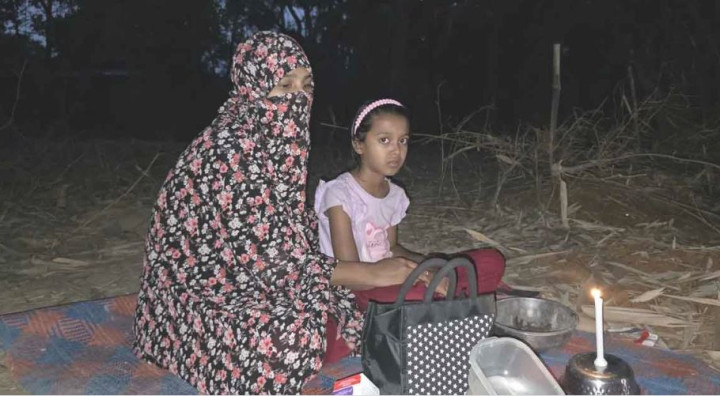 স্বামীর কবরের পাশে দুই সন্তান নিয়ে আশ্রয়হীন স্ত্রীর আহাজারি