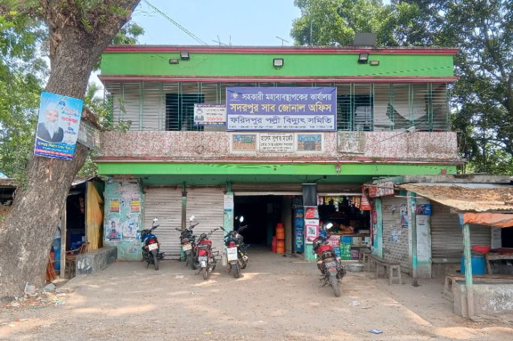 পল্লী বিদ্যুতের এজিএমের বিরুদ্ধে ঘুষ নেওয়ার অভিযোগ গ্রাহকের