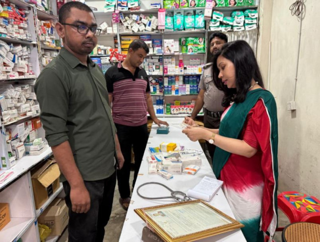 সদরপুরে মেয়াদোত্তীর্ণ ঔষধ সংরক্ষণের দায়ে জরিমানা
