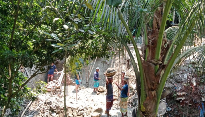 সদরপুরে খাল দখল করে পাকা স্থাপনা তৈরির অভিযোগ 