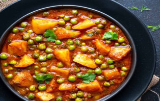 সুস্বাদু আলু মটর গ্রেভি