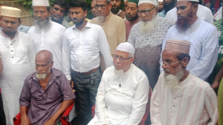 আলফাডাঙ্গায় নিহত সুমন শেখের বাড়িতে এমপি ড. ইলিয়াস মোল্লা, সুষ্ঠু বিচারের আশ্বাস