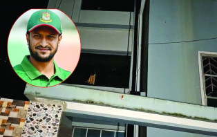 মাগুরায় সাকিব আল হাসানের বাড়িতে আগুন