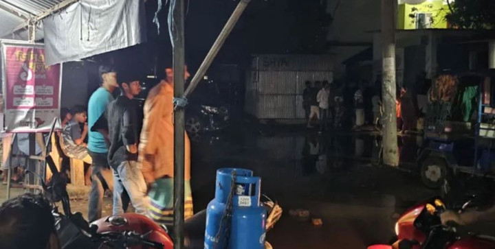 সাভারে একটি বাড়ি ঘিরে রেখেছে পুলিশ