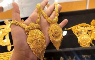 হঠাৎ বিশ্ববাজারে সোনার দামে পতন