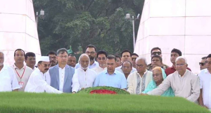 শহীদ জিয়াউর রহমান ও খালেদা জিয়ার সমাধিতে শ্রদ্ধা জানালেন তারেক রহমান