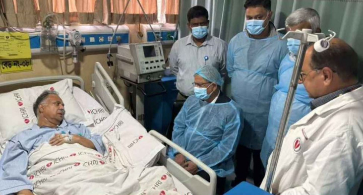 বিদ্যুৎমন্ত্রীকে দেখতে হাসপাতালে রাষ্ট্রপতি
