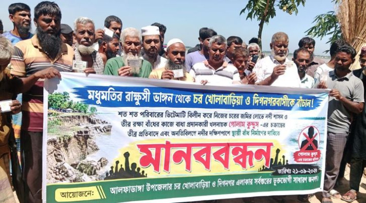 সংবাদ প্রকাশের পর সড়কের ইট ফেরত, মধুমতির ভাঙন রোধে স্থায়ী বাঁধের দাবি