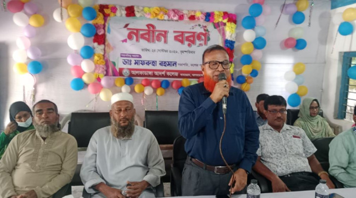 আলফাডাঙ্গা আদর্শ কলেজে আনন্দঘন পরিবেশে নবীন বরণ