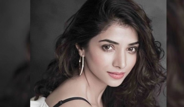 ‘উনি আমায় টপ খুলে ফেলতে বলেন’