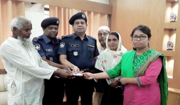 চরভদ্রাসনে ৮ পরিবারকে আর্থিক সহায়তা প্রদান