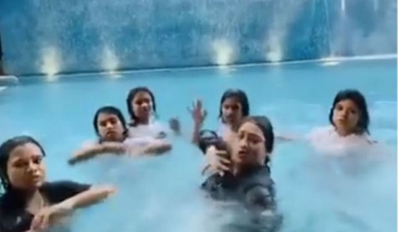 পানিতে ৫ মেয়েকে নিয়ে পাপিয়ার ডান্স (ভিডিও)