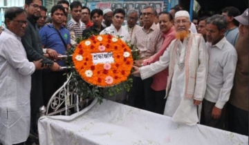 সাংবাদিক আজম আমীর আলীর কফিনে ফুলেল শ্রদ্ধা