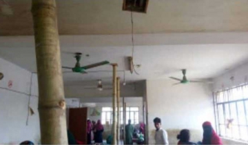 ফরিদপুরে হাসপাতালে বাঁসের খুটিতে ছাদ রক্ষা!