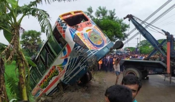 নোয়াখালীতে বাস খালে, আহত ১২