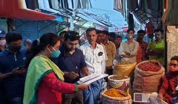 চরভদ্রাসনে অধিক মূল্যে পণ্য বিক্রির দায়ে ১২ ব্যবসায়ীকে জরিমানা