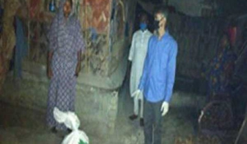 তালায় গভীর রাতে দিন মজুরদের বাড়িতে ইউএনও