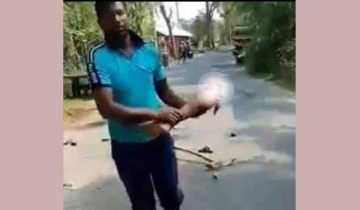 তালায় ইঞ্জিনভ্যান ও মোটরসাইকেলের মুখোমুখি সংঘর্ষ, যুবকের পা বিচ্ছিন্ন