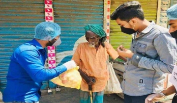 অসহায় মানুষের কাছে খাবার নিয়ে ছুটছেন গরিবের বন্ধু রোমান