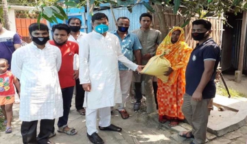 সালথায় কন্ঠশিল্পী মনির খাঁন সংঘের পক্ষে খাদ্য সামগ্রী বিতরণ