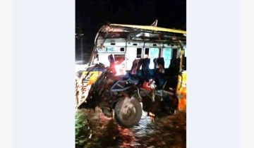 কুমিল্লায় ট্রাকের ধাক্কায় বাস খাদে, নিহত ৪
