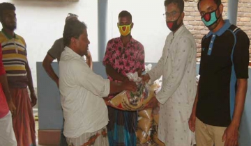 দুঃস্থ্যদেরকে খাদ্যসামগ্রী বিতরণ করলেন আব্দুল মালেক