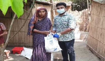 সালথায় নিম্ন আয়ের মানুষের মাঝে যুবলীগ নেতার খাদ্য সামগ্রী বিতরণ