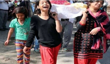 কারোনা আতঙ্কে এলাে না কেউ, মরদেহ কাঁধে নিয়ে শ্মশানে চার মেয়ে!