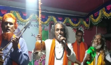 নাটোরে দর্শক-শ্রোতাদের বাউল গানের আসর