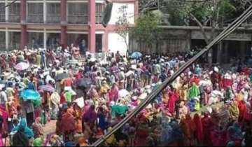 ১০ টাকার চাল নিতে শত শত লোকের ভীর