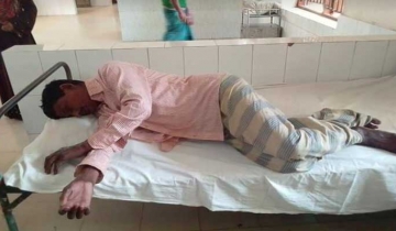 শিবচরে ত্রাণ বিতরণের তালিকা নিয়ে সংঘর্ষ, আহত ৩