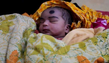 নিজের শিশু বিক্রি করলেন দরিদ্র মা